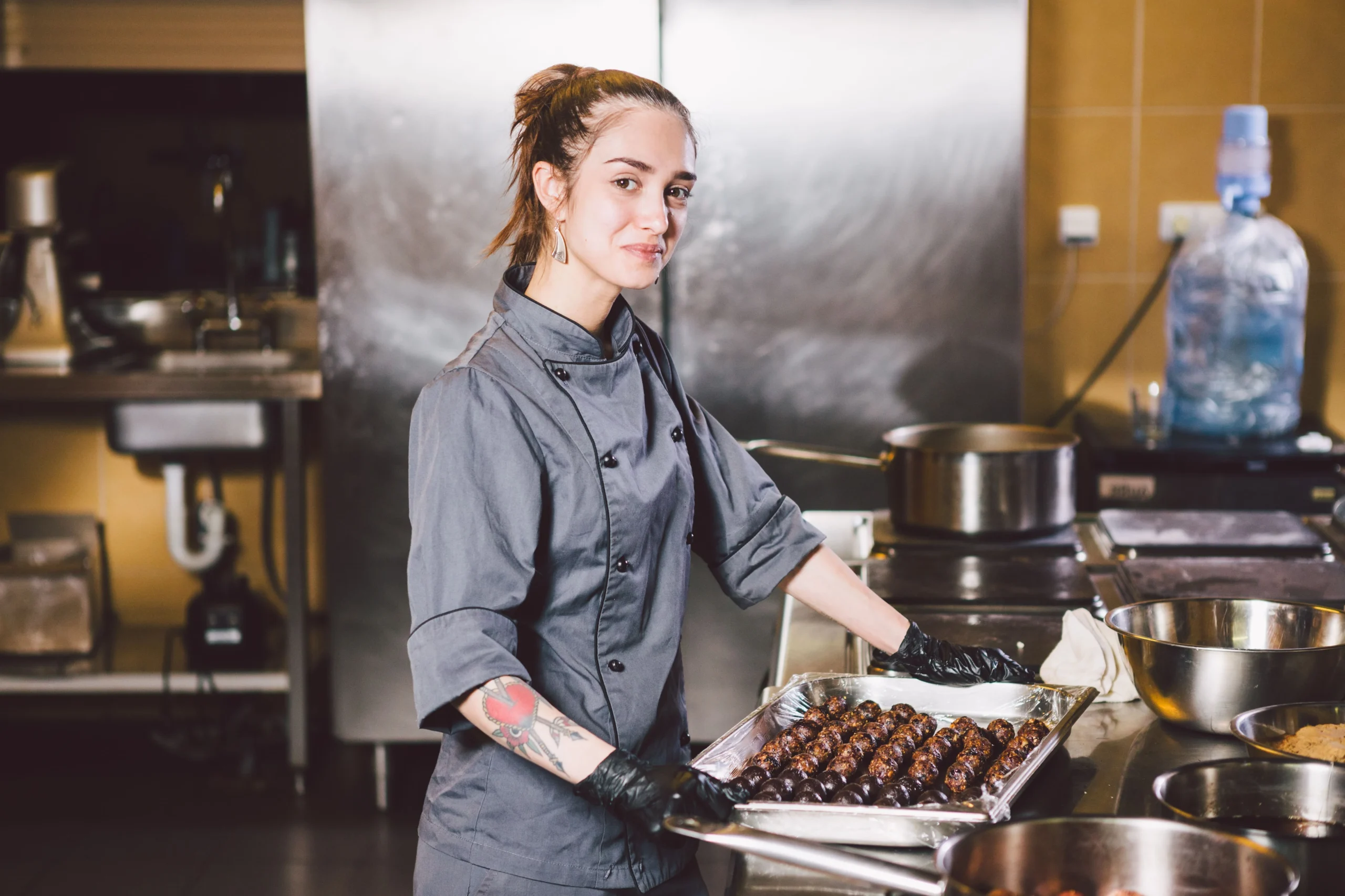 Eine Frau die eine Ausbildung zur Konditor:in macht © Elizaveta