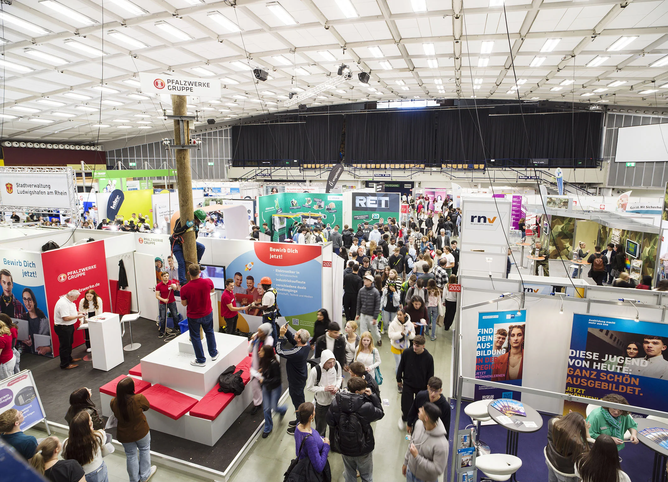 Perfekter Start in die Berufswelt: Sprungbrett Messe in Ludwigshafen Sprungbrett Ludwigshafen. © Carsten Costard